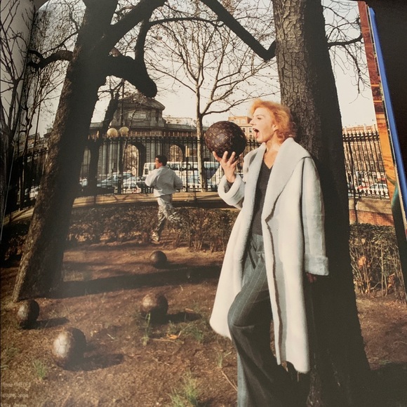 Louis Vuitton REBOUNDS coffee table Book - Picture 5 of 6